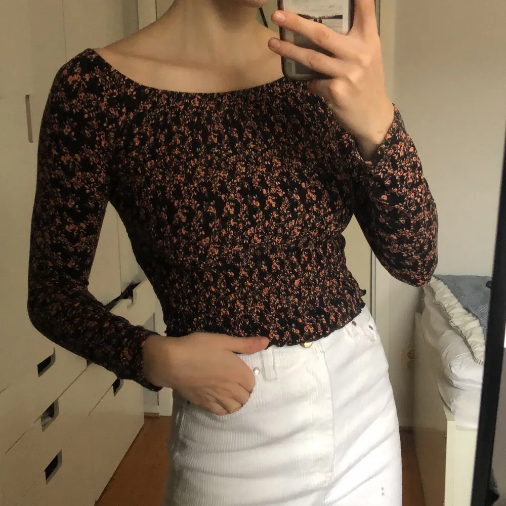 Långärmad tröja från Gina. Tyget är väldigt skönt, tyget kring magen är ”indraget” som man ser på bild 3. Det sitter tight. U-ringning som går långt ut på axlarna. Använd cirka 4 gånger. Möts gärna upp i Malmö eller så står köparen för frakt.. Yläosat.