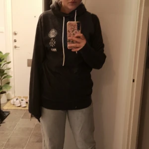 Dope hoodie strl M - Supersnygg grå hoodie från märket dope. Köpt från ridestore. Är i bra skick. Kostar ca 600 ny. 