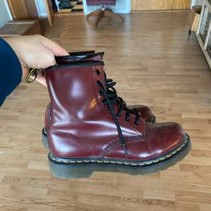 Selling my cherry Dr Martens because I’m not using them anymore. Perfect condition. Price for new ones is around 1800 sek. Ask if you are interested!