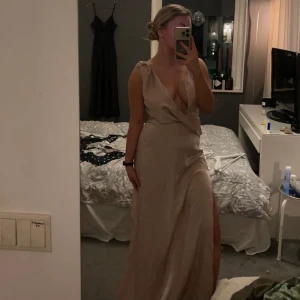 Rosa balklänning - Ljusrosa balklänning. Oanvänd med prislapp kvar! Pris kan diskuteras!💗(det är spegeln som är spetsig inte klänningen)