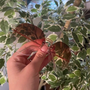 Vintage solglasögon - Säljer nu dessa coola brillorna då de inte kommer till användning längre! Frakt tillkommer (45kr)🥰