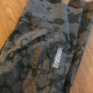 Gröna gymshark camo stl M - Säljer dessa då de är för stora. Frakt tillkommer till priset. Kan mötas upp i Stockholm. 