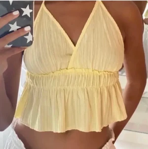 Söt trendig sommar topp!!☀️☀️ - Säljer denna jätte söta toppen!!☀️☀️Tyvärr kommer den inte till användning längre, men i väntan på att en ny ägare tycker om den!!💓 väldigt somrig trendig topp med knytning runt halsen!!☺️ Vid intresse kom privat🤩 