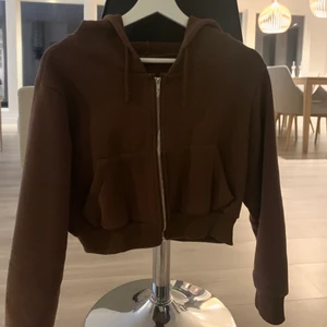 Croppad kofta🤎 - Snygg kroppad kofta från shein, fint skick! 🤎