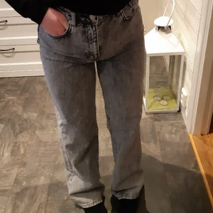 Gråa Jeans  - Gråa Jeans från NAKD men köpta här på plick. Jättesnygga men tyvärr passade de inte på mig! Dom har inga skador eller liknande och dom är lite långa på mig som är 160, så skulle säg att dom passar någon som är 165 ungefär💓 Storlek S. KONTAKTA MIG I DM ENBART OM DU ÄR INTRESSERAD OCH EN SERIÖS KÖPARE.