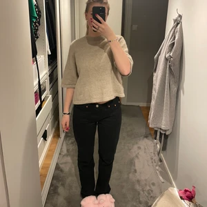 Mid rise zara jeans - Säljer mina svarta mid rise jeans från zara! Storlek 40 men sitter snyggt oversized på mig som brukar ha 38. Använda fåtal gånger så i bra skick❤️