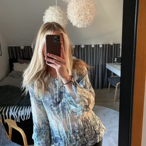 Odd Molly  - Så så fin blus från odd molly som tyvärr inte kommer till användning längre💘 storlek 0 vilket motsvara 32/34 men den passar s-m skulle jag säga🥰