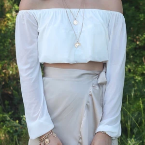 Vit topp - En vit croppad offshoulder topp från Nelly. Väldigt bra skick, använd en gång!