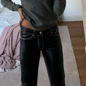 Eytys jeans  - Säljer mina snyggaste Eytys jeans då de är lite stora i midjan!❤️❤️ väl använda därav lite slitningar (absolut inget man tänker på)❤️ 
