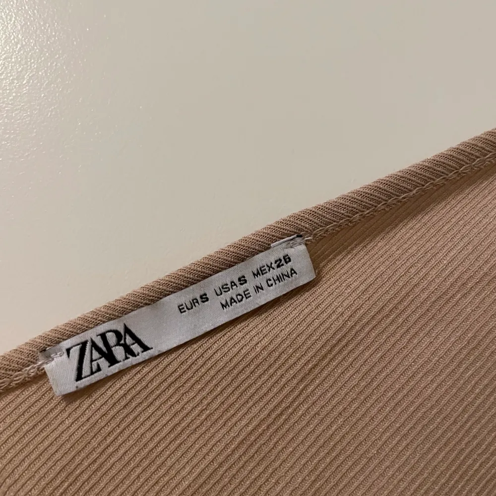 Ribbat linne från Zara i storlek S, i färgen beige. . Toppar.