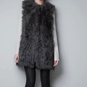 Pälsväst  - Superfin grå Pälsväst i 100% lammpäls från Zara studio. Storlek M men passar även en small. Sparsamt använt endast ett fåtal gånger