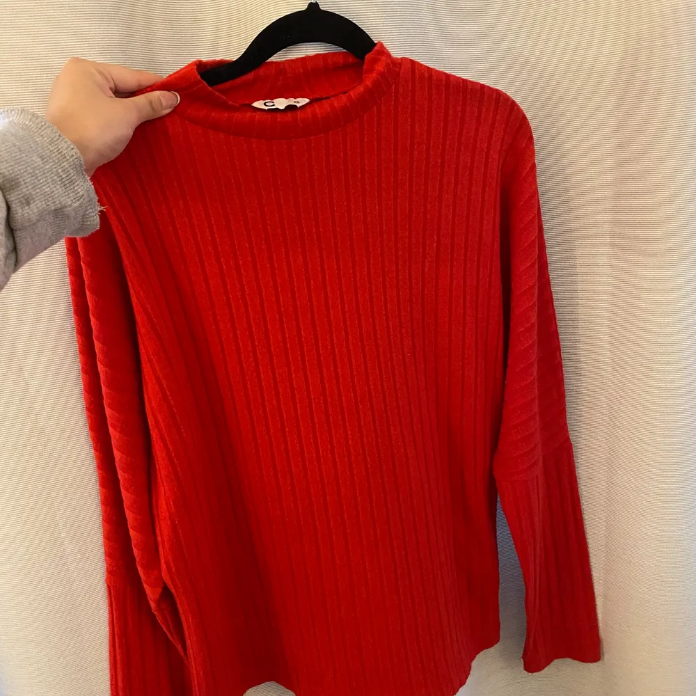 Ribbad röd tröja från Cubus storlek XS men passar mig med S också💖. Toppar.