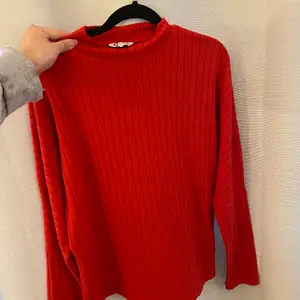 Ribbad röd tröja från Cubus storlek XS men passar mig med S också💖