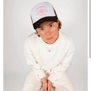 Wordless keps  - Säljer dennna helt oanvända kepsen från Saga Frisk Sundbergs märke wordless. Den är helt oanvänd, skriv privat om det är något ni undrar. 