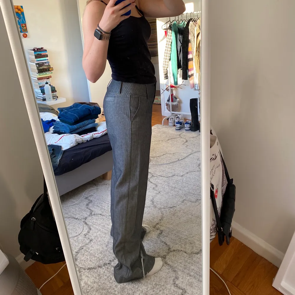 Snygga gråa byxor. Passar s. Jag är 167 cm. Pris exklusive frakt😍🥰. Jeans & Byxor.