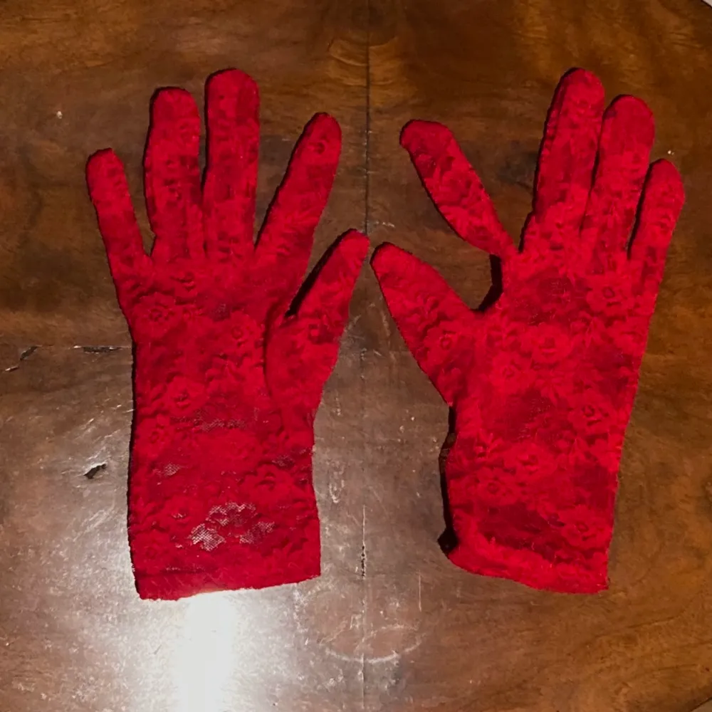 Röda handskar i spets. Passform för ”kvinnohänder”🌹. Accessoarer.