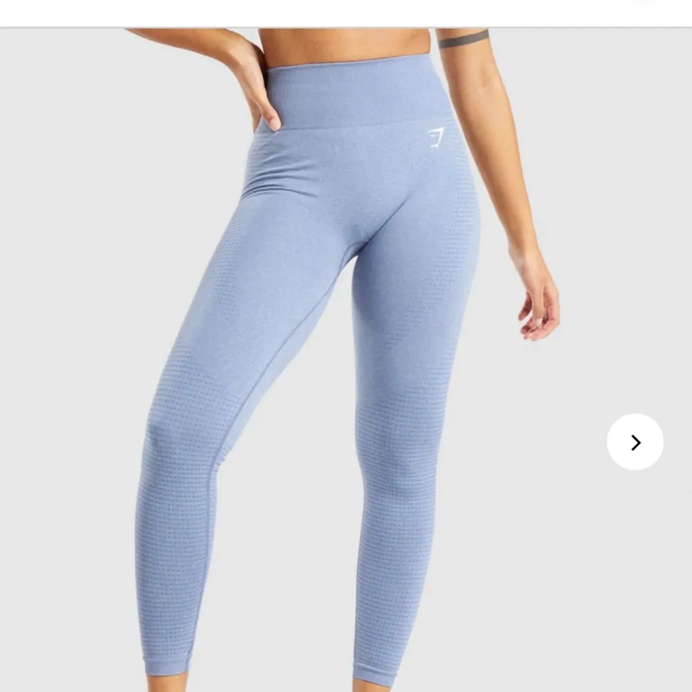Säljer ett par gymshark tights i modellen vital seamless 2.0 och färgen blue marl. Sparsamt använda och ser ut precis som nya, inga hål eller skråmor. Storlek xs men skulle passa en s också. Säljes då de inte kommer till användning💜Kom gärna med prisförslag, vill bara då de sålda💜. Jeans & Byxor.