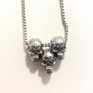 Halsband - Coolt halsband med 3 dödskallar. Säljer detta halsband pågrund av att det tyvärr ej kommer till användning. Skriv privat för fler bilder eller frågor🤍