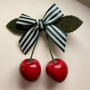 Hårspänne, körsbär - Gulligt hårspänne med körsbär. Knappt använd. Passar perfekt för Lolita och liknande stilar! :) Frakt 13kr eller avhämtning i Borås.