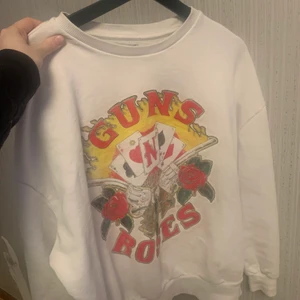 Guns of roses sweatshirt  - Vit Guns of roses tröja, bra skick men har en mini fläck på höger sida som säkerligen går bort i tvätten. Därav priset. Köptes på pull and bear för ett tag sedan för över 400kr