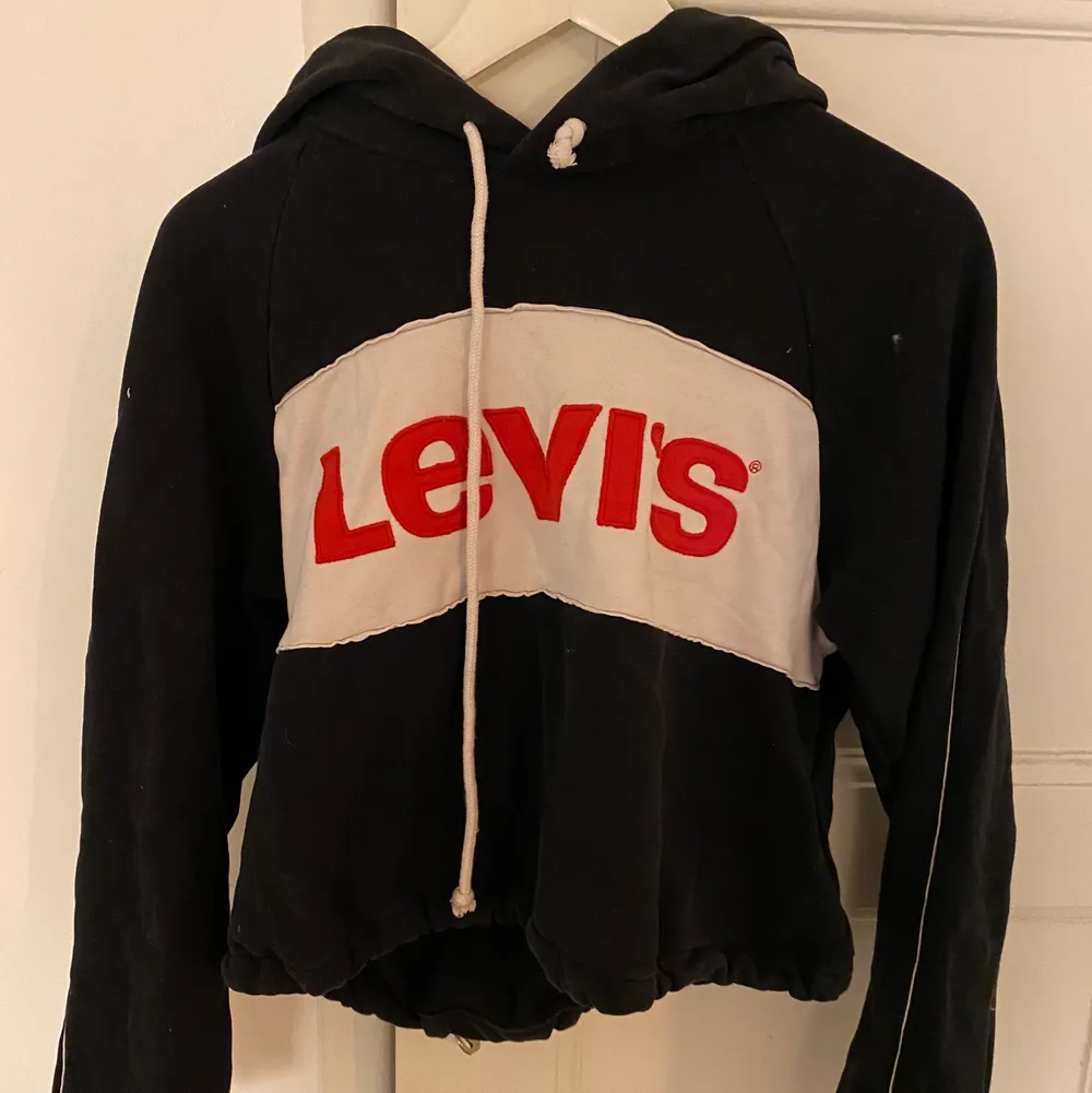 Unik croppad Levis hoodie med drawstring runt midjan, använd men bra skick! . Hoodies.