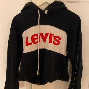 Levis hoodie - Unik croppad Levis hoodie med drawstring runt midjan, använd men bra skick! 