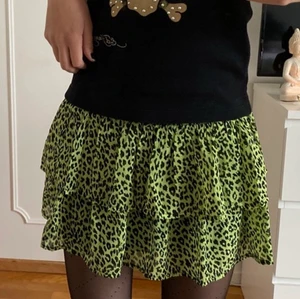 Volang kjol - As cool volangkjol från Kappahl i barnstorlek 146/152 men passar från XXS-S💌 Det är svart leopard mönster på den om det inte syns och den är knappt använd, max 2 ggr. Kan även användas som tröja om man vill det. Skriv om du har frågor eller vill ha fler bilder❣️