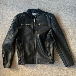 Skinnjacka från Zara Man - Svart skinnjacka från Zara Man, Herr. Storlek: M. Fint skick. 