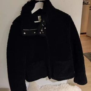 Teddy jacka  - Jättefin Teddy jacka från hm 