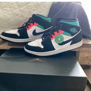 Jordan - Säljer mina Jordan 1 mid SE South Beach. Storlek 41 (26cm). Använde ett par fåtal gånger(kan ha lite creases). 800kr, Köparen står för frakten