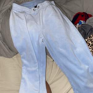 Ljusblå velour byxor som inte används längre de är i jätte bra skick i storlek xs. Säljer för 150 kr vid snabb och smidig affär 120kr plus frakt (köptes för 229kr