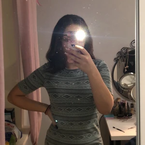 Mönstrad klänning stl 36 - Blå klänning med svarta mönster, tjockt och varmt material. Dragkedja baktill men lätt att få på sig även utan. Sitter fint☺️