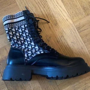 skor  - höga höst skor som tyvärr är för små för mig:(     (priset är inkl frakt)