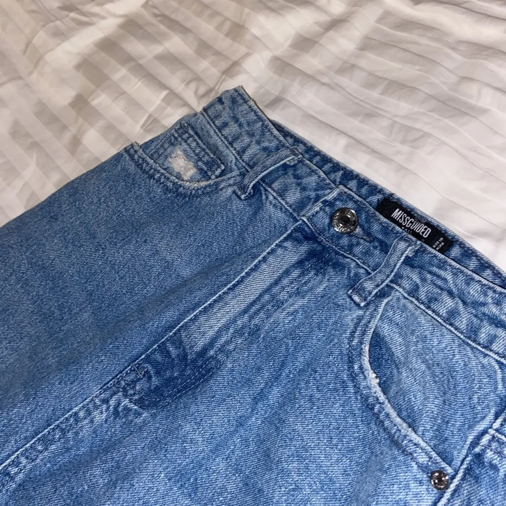 Blåa, raka, högmidjade jeans med slitningsdetaljer💓 Köpta från missguided. Använda Max 2-3 gånger så inprincip oanvända!. Jeans & Byxor.