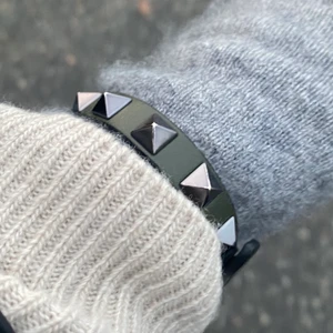 Grönt valentino armband - Använd men det syns inte så mycket, man ser på bilderna, vill helst byta mot ett annat valentino armband men kan även sälja vid bra pris💗 dustbag låda och äktahetsbevis ingår högsta bud:1300kr