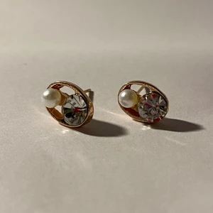 Örhängen - silverörhängen med gulddetaljer, kristaller och pärlor.