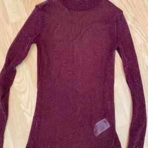 Tröja som är see through - 🌹 Vinröd lite skimrade tröja som är see through och väldigt snygg med bh/topp under, 60kr exklusive frakt 🌹