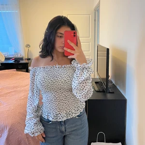 Prickig offshoulder topp - En jätte fin prickig offshoulder topp från bikbok i st xs. Säljer för att den inte kommer till användning längre. Frakt tillkommer
