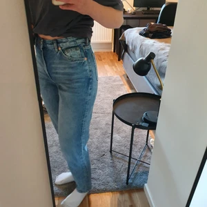 Blå Taiki Monki Jeans  - Säljer dessa blåa Taiki highwaist balloon leg jeans från Monki pga är lite för taighta för min smak. Bara använt en gång och är därför i nyskick. Nypris är 400kr men säljer för 100kr + frakt. 