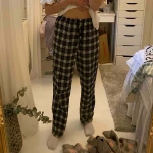 Trendiga rutiga långa pyjamasbyxor!!✨ - Dessa svartvita pyjamasbyxor!! Så sjukt trendiga byxor men som inte kommer till användning längre då jag har andra💓💓Sjukt skönt material och längre än mig som är 1,68. Passar parfekt till vardags!!☺️   Skriv privat för mer bilder!! Och även diskutera pris!!✨✨✨