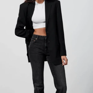 Zara Jeans - Säljer mina ”the ness” jeans från zara eftersom att jag inte använt de så mycket, lite slitna vid hälarna eftersom att de är så långa (jag är ca 170 för referens) annars bra skick!😇