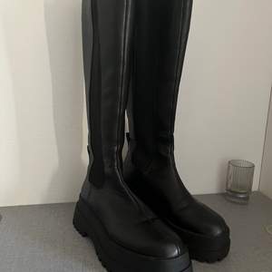 Ett par boots från Nelly jag endast använt 1 gång, storlek 38, nypris 899, säljer för 400, finns att hämta i Gävle :)