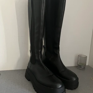Boots - Ett par boots från Nelly jag endast använt 1 gång, storlek 38, nypris 899, säljer för 400, finns att hämta i Gävle :)