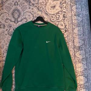 Grön vintage Nike tröja i Strlk L passar mig som är M och funkar för S också om man vill ha oversized!