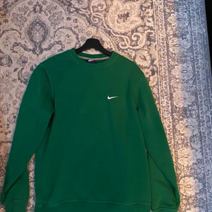 Vintage Nike tröja - Grön vintage Nike tröja i Strlk L passar mig som är M och funkar för S också om man vill ha oversized!