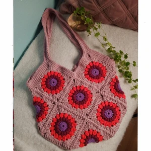 Virkad Väska - Granny square väska gjord i bomull, akryl och ullgarn. Superfin och rymmer en hel del💕💜 Väskan är ca 30 cm i bredd och ca 32 cm i längd. Räknar man med axelremmen är väskan 55 cm i längd totalt. (Normal lång axelremm)🌸💕