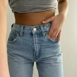 Zara jeans som sitter perfekt i midjan, köptes för 300 men säljer dem för halva priset eftersom det är insydda i midjan (bild kan visas privat) 