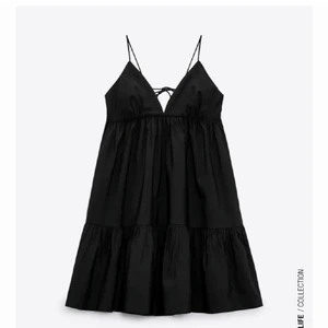 Klänning Zara - Super fin slutsåld klänning från Zara. Använd 1-2 gånger men den är som helt ny. 💕 jag har i vanliga fall xs-s men har M i denna klänning.