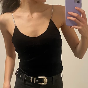 Body &otherstories - Festlig body i sammet och band med stenar( två är dock borta, se bild)⭐️