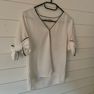 T-shirt Zara - Söt T-shirt från zara storlek S, söta rosetter på armarna!